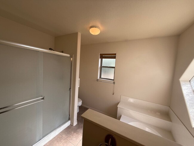 Building Photo - Beautiful 4-Bedroom Home in Desirable Pres...