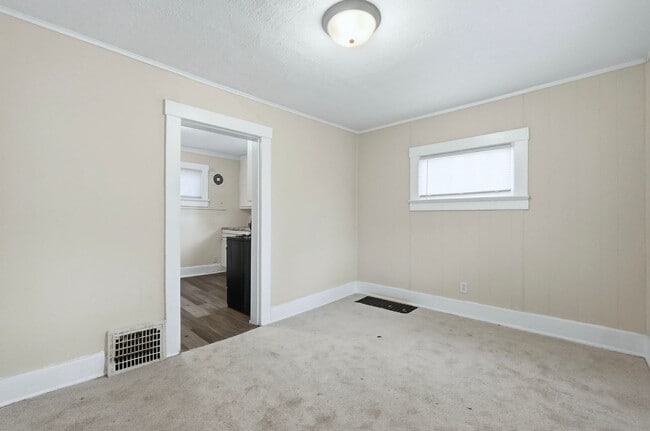 Building Photo - Updated 3-Bedroom Home with New Kitchen & Carpet