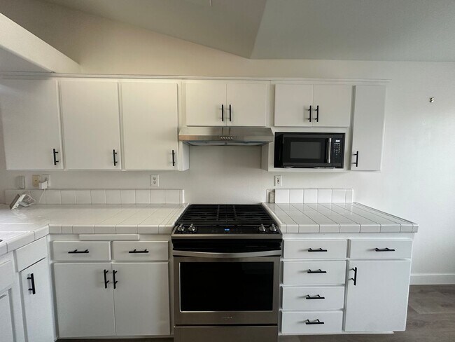 Building Photo - SE Visalia home coming soon!!