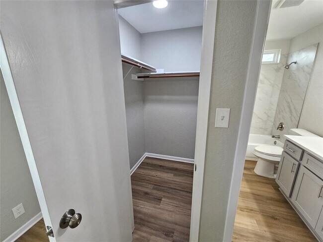 Building Photo - 1418 Hyridge Cir