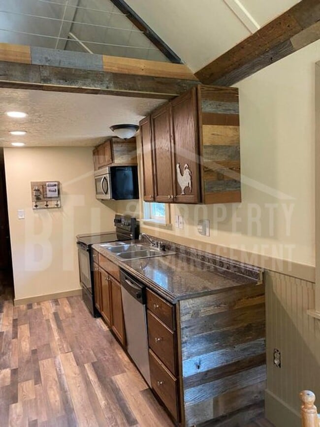 Building Photo - Rustic One Bedroom Cabin with Loft