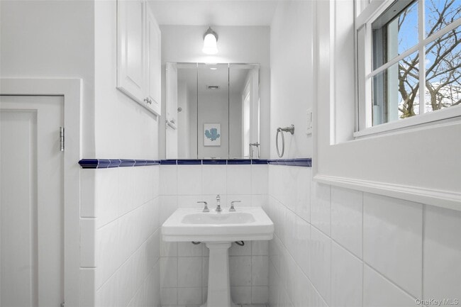 Building Photo - 225 Larchmont Ave