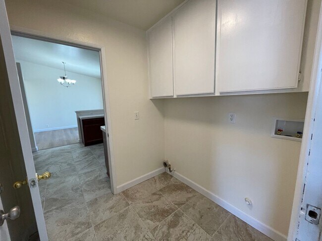 Building Photo - Apple Valley Home in The Vineyards- 3 Bedrooms, 2 Bathrooms, 2 Car Garage, New Flooring