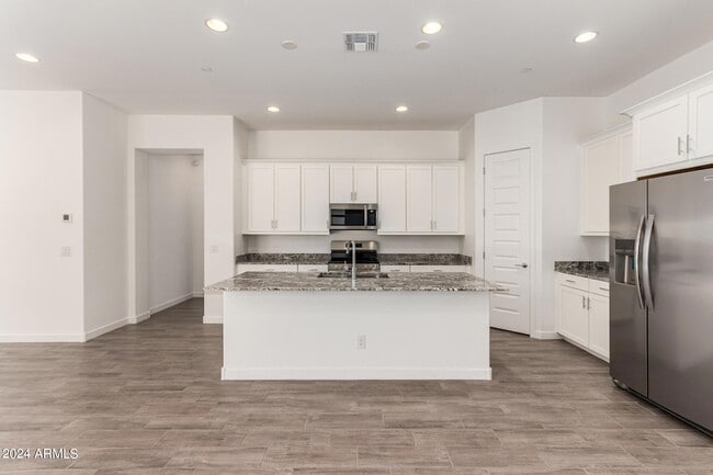 Building Photo - 3830 E Rainbow Dr