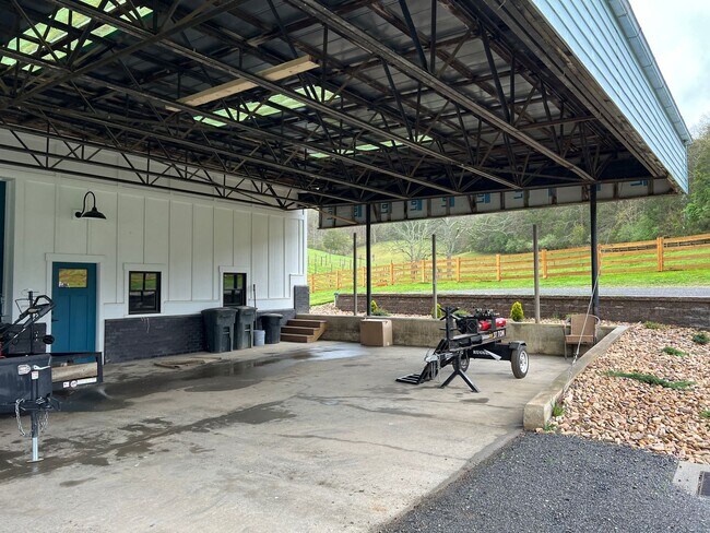 Building Photo - Home on Beautiful Farm and Vineyard Minutes From Town Of Blacksburg