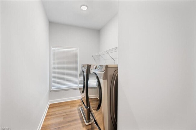 Building Photo - Modern and Luxurious 3 Bedrooms / 2.5 Bathrooms