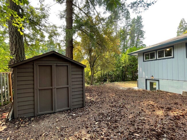 Building Photo - Lovely Lake Oswego Home with Attached Gara...