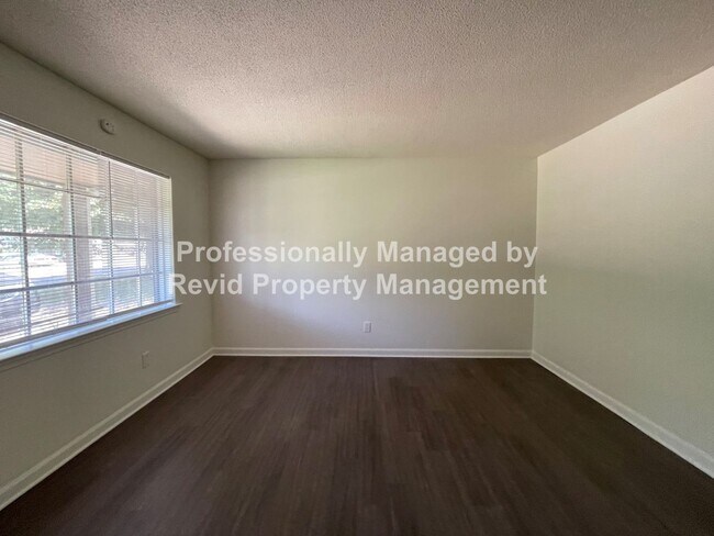 Building Photo - SECTION 8 ACCEPTED