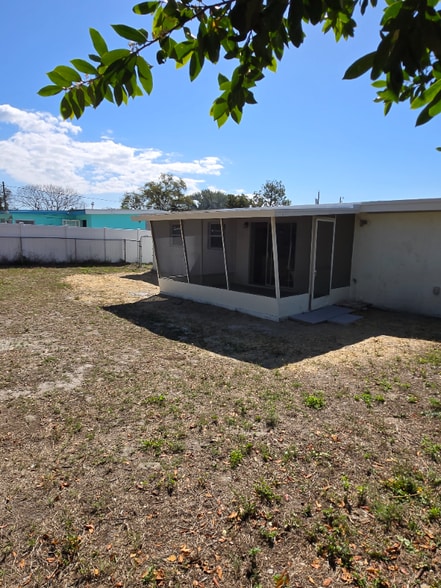 Building Photo - 7213 Seward Dr