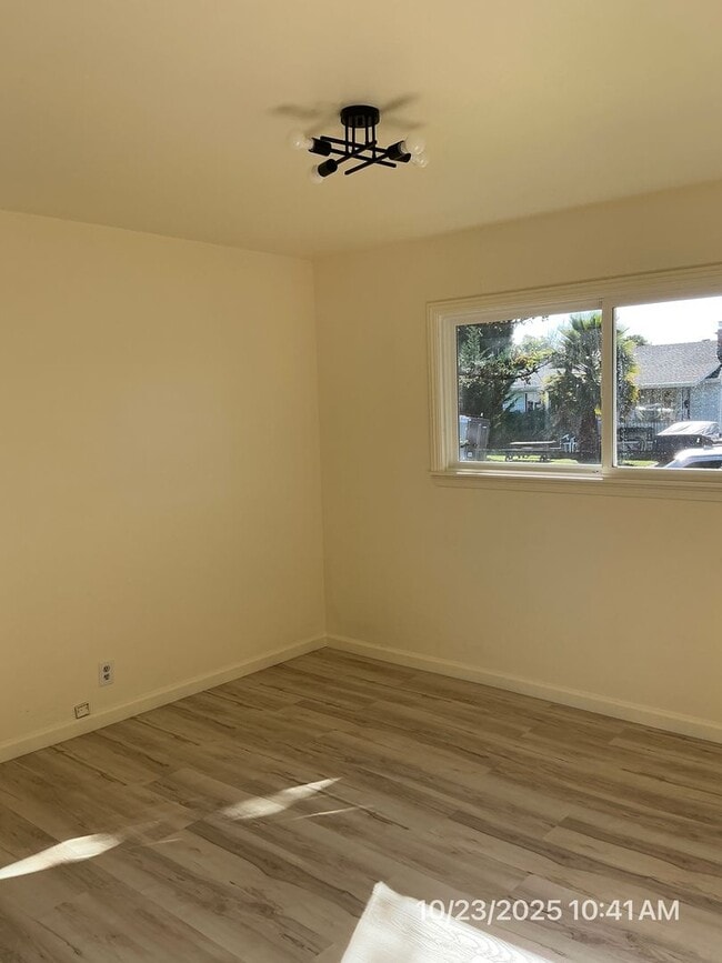 Building Photo - Refreshed 3 Bedroom