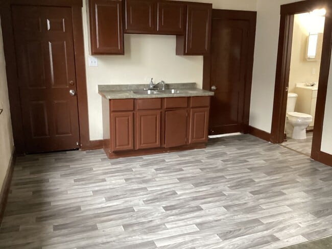 Building Photo - 2 Bedroom Upper Duplex