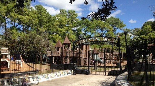 Building Photo - 918 Heights Blvd