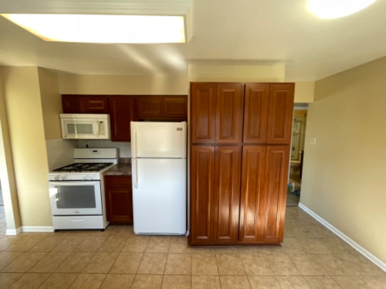 Building Photo - 2426 Highland Cir