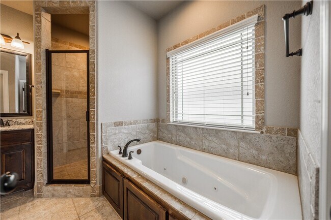 Building Photo - 6101 W Woodbine Dr