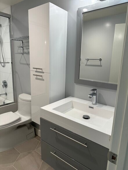 Building Photo - 10136 Hollow Glen Cir