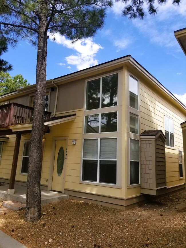 Building Photo - Westside 4 Bed, 2.75 Bath Townhouse w/Gara...