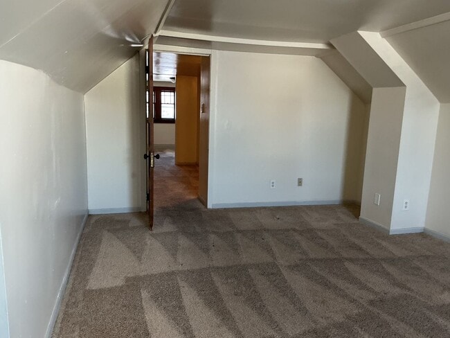 Building Photo - 3 Bedroom Single Family Home