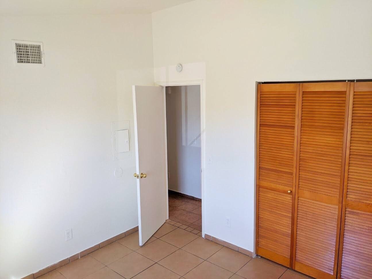 Building Photo - 415 E Thoroughbred St