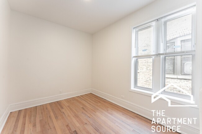 Building Photo - 1233 W North Shore Ave