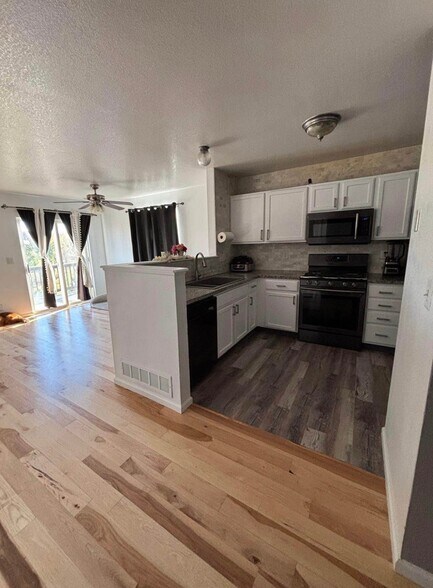 Building Photo - 536 W 91st Cir