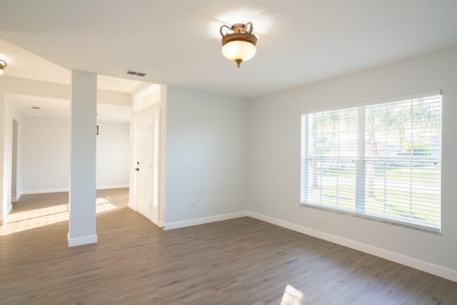 Building Photo - 2001 SW Ember St