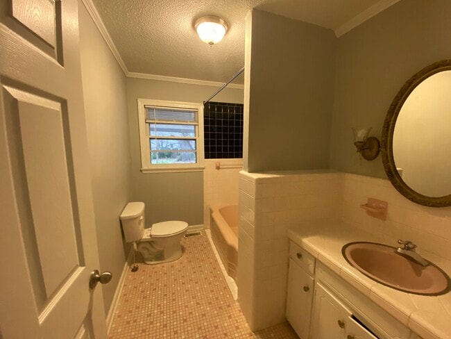 Building Photo - MOVE-IN READY!