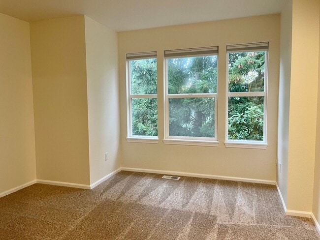 Building Photo - Bellevue Townhome! 2 Bedroom 2.5 Bathroom! *Utilities Included*