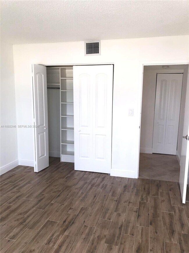 Building Photo - 1420 Brickell Bay Dr