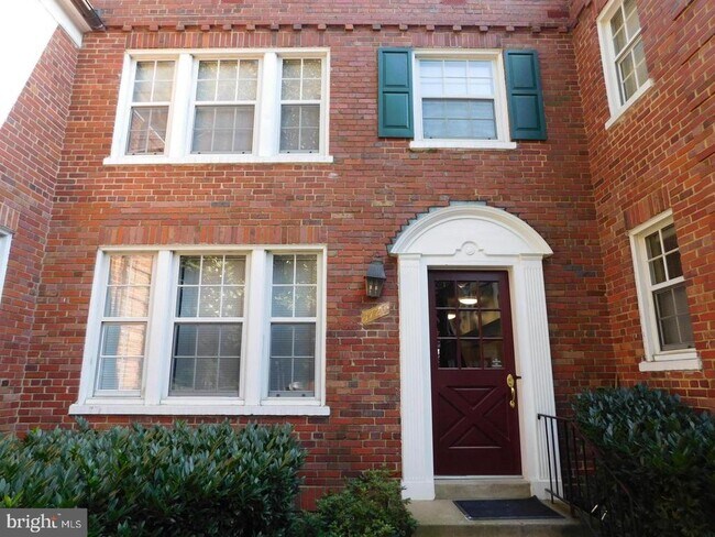 Building Photo - 1720 Queens Ln