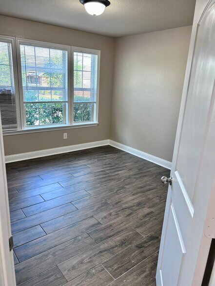 Building Photo - 1521 Applegate Way