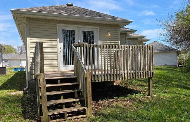 Building Photo - 3 Bedroom 2 Bathroom close to Missouri State University for $1295!