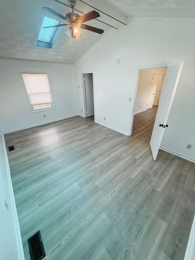 Building Photo - Beautiful 3-4 Bedroom 2 Bathroom Home