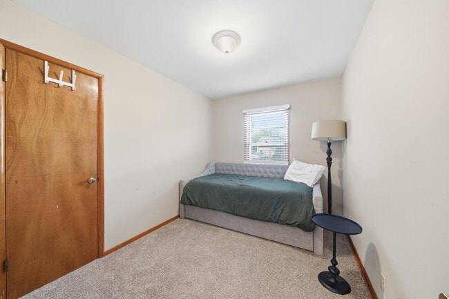 Building Photo - 702 E Karma Ave