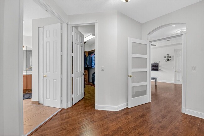 Building Photo - 9826 Vía Amati