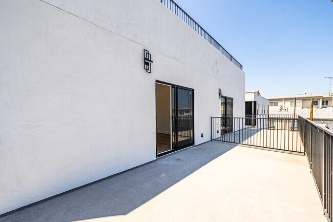 Building Photo - 242 N Dillon St