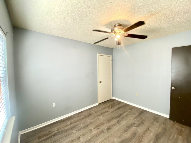 Building Photo - Modern Design 3 Bedroom 2 Bath