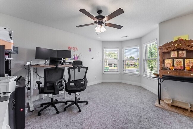 Building Photo - 1100 Huntleigh Dr