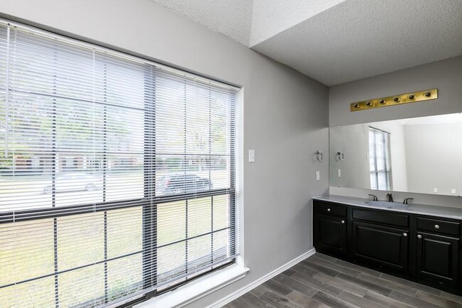 Building Photo - 1408 Sheffield Ct