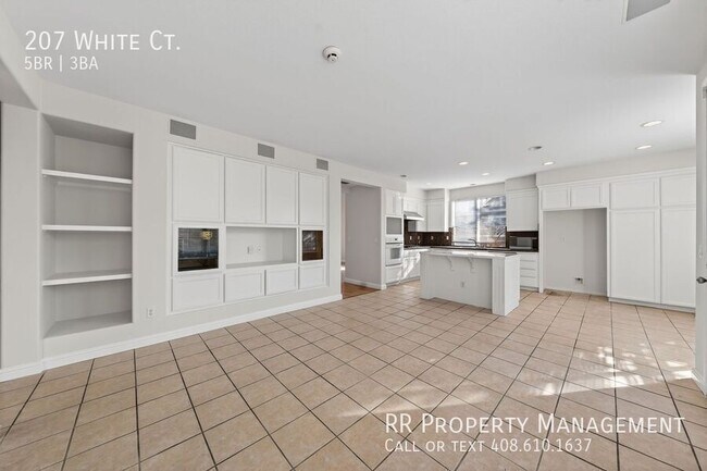 Building Photo - 207 White Ct