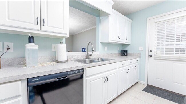 Building Photo - 3BR/2BA — Fenced Yard, Gated Parking, Lawn & Pest Included | Available 7/27