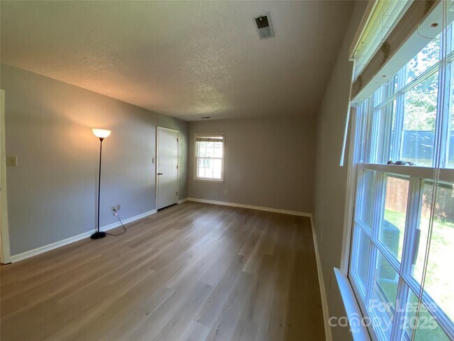 Building Photo - 1025 Thornsby Ln