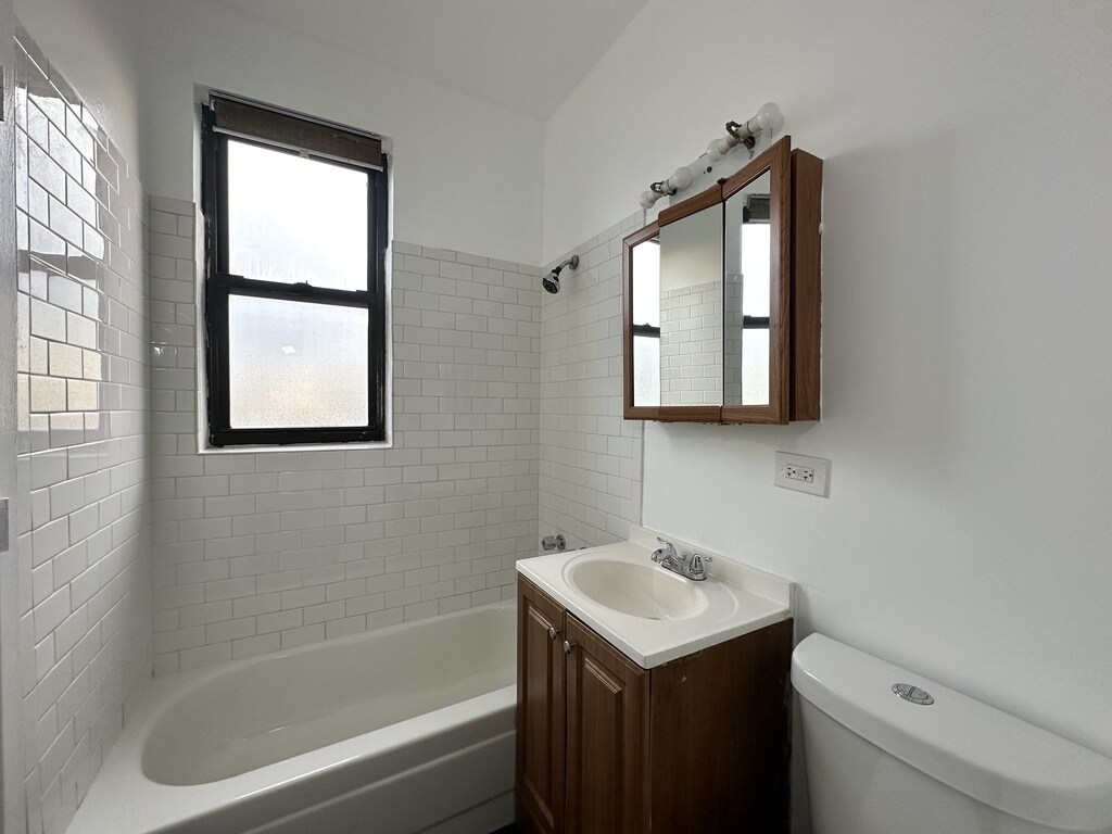 Building Photo - 3627 W Dickens Ave