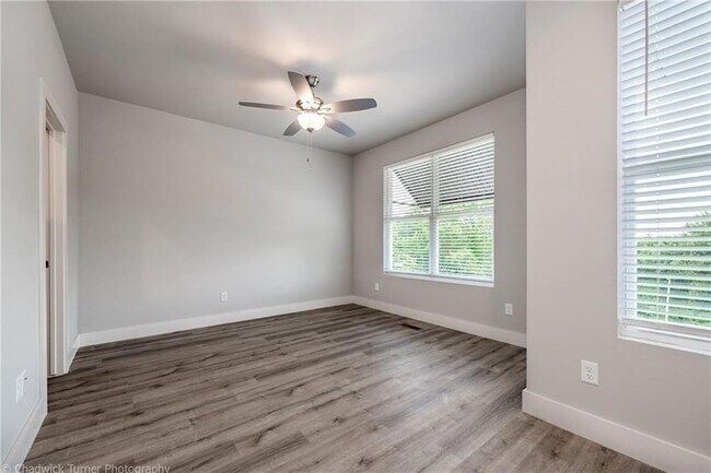 Building Photo - 1510 N Gregg Ave