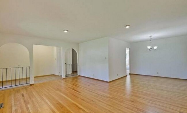 Building Photo - Beautifully Landscaped 4 Bed, 3 Bath Home- Close to Downtown!