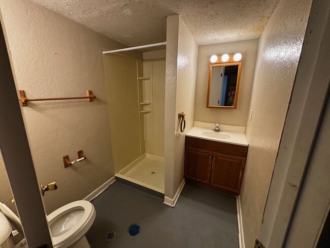 Building Photo - 3 bed 2 bath bungalow