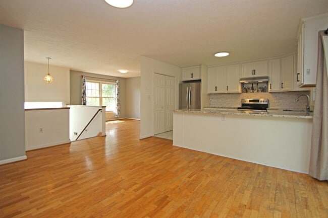 Building Photo - 235 Quail Run Dr