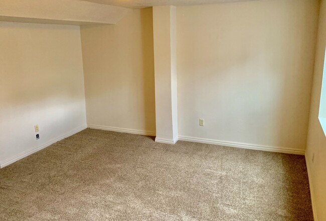 Building Photo - Three Bedroom Gem in Salt Lake City; Clean...