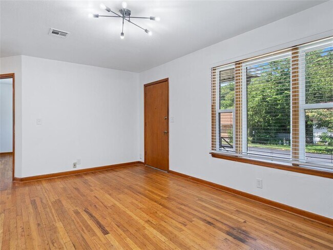 Building Photo - 426 S Ponca Ave