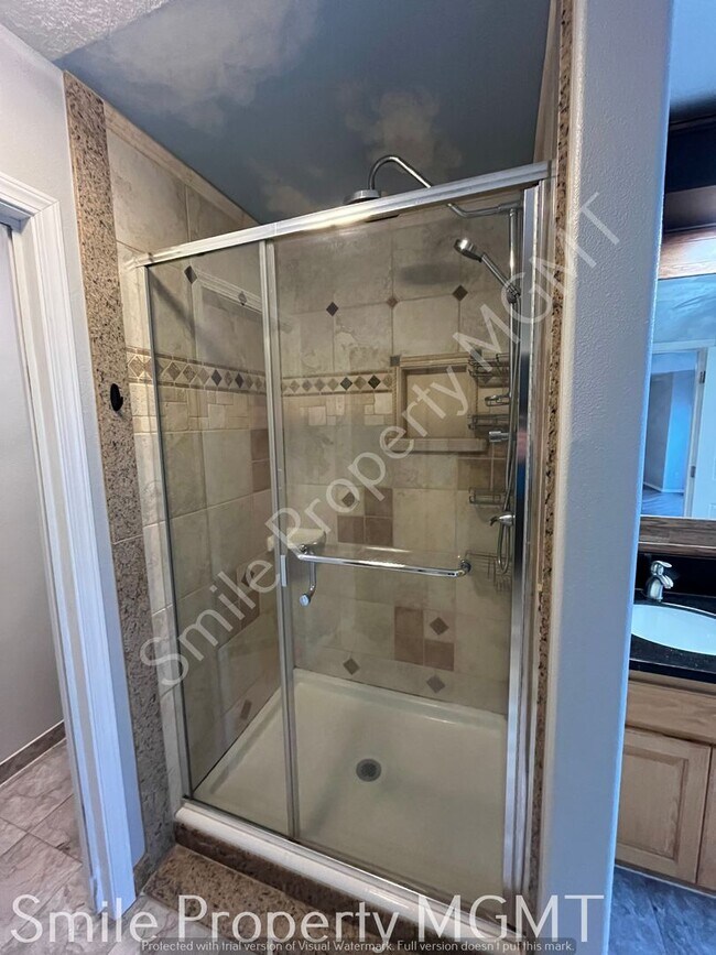 Building Photo - single house