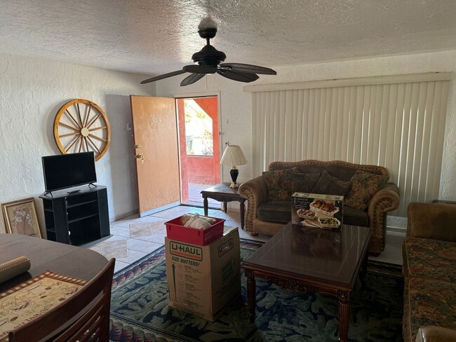Building Photo - Cozy 2 Bedroom Home